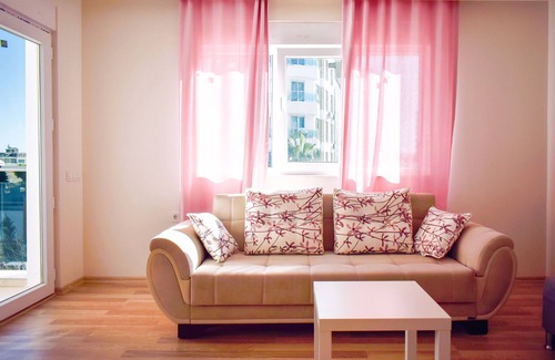 Sarsu Mahallesi Apartamento | Amplio apartamento de 2 dormitorios con gran cocina y vistas a la montaña.