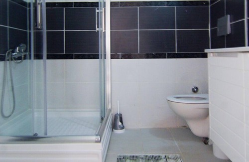 Sarsu Mahallesi Apartamento | Amplio apartamento de 2 dormitorios con gran cocina y vistas a la montaña.