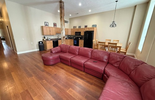 Allegan Apartamento | Spacious 2-bedroom apartment in Allegan with WiFi and AC