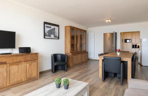 Mariakerke Apartamento | Spacious 2-Bedroom Apartment with Breathtaking Sea View T68