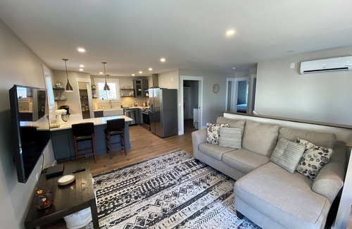 Hooksett Apartamento | Spacious 2 Bedroom Apartment on Rural, Wooded Property. King Bed
