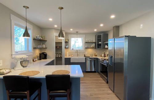 Hooksett Apartamento | Spacious 2 Bedroom Apartment on Rural, Wooded Property. King Bed