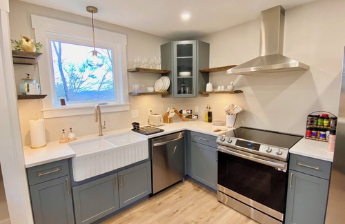 Hooksett Apartamento | Spacious 2 Bedroom Apartment on Rural, Wooded Property. King Bed