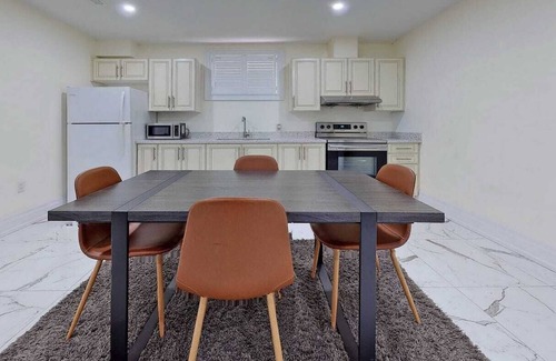 Kennedy Park Apartamento | Spacious 2 Bedroom Basement