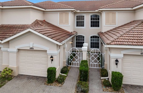 Palmer Ranch Condominio | Spacious 2 bedroom+ den condo in Arielle on Palmer Ranch condominiums for rent