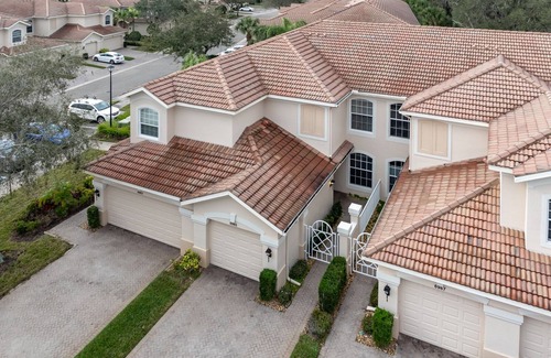 Palmer Ranch Condominio | Spacious 2 bedroom+ den condo in Arielle on Palmer Ranch condominiums for rent