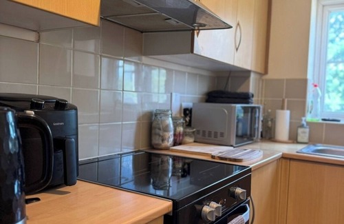 Newbury Apartamento | Spacious 2-Bedroom Flat Near Shops and Transport