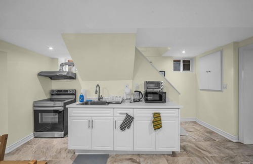 Newtonbrook Casa | Spacious 2 Bedroom Guest Suite in North York