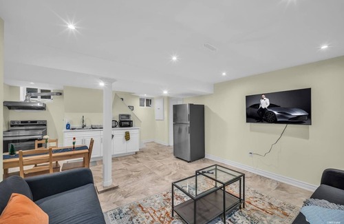 Newtonbrook Casa | Spacious 2 Bedroom Guest Suite in North York