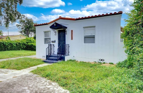 Coral Terrace Casa | Spacious 2-bedroom house with AC, WiFi in beautiful Miami