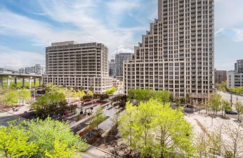 Fort York Apartamento | Spacious 2 Bedroom plus Den, 2 Bath, Sleeps 5 with Balcony and Lakeview Downtown Toronto Condo