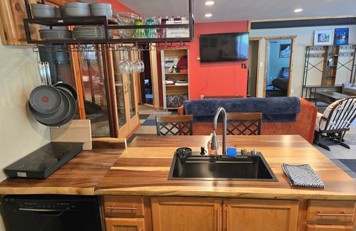 Fairbanks Casa | Spacious 2 bedroom, sleeps 12, indoor hottub, beautiful location for Aurora!
