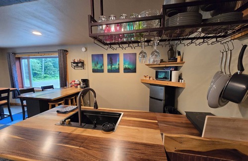Fairbanks Casa | Spacious 2 bedroom, sleeps 12, indoor hottub, beautiful location for Aurora!
