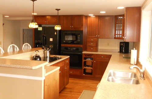 Raymond Casa | Spacious 2 Bedroom Summer Home on Picturesque Panther Pond