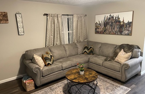 Cross Lanes Apartamento | Spacious 2-bedroom apartment in convenient Cross Lanes with WiFi, AC