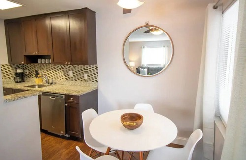 Central Oakland Park Apartamento | Spacious 2-Bedroom Apt near Beaches, Dining & Shops
