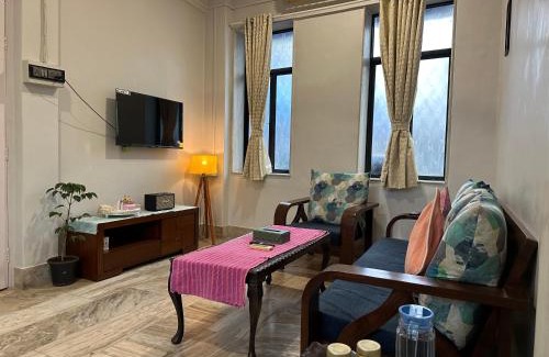 Pali Hill Apartamento | Spacious 2 BHK apartment with Balcony In Bandra