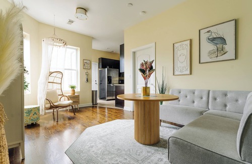 Uptown Apartamento | ❤️ ¡Apartamento luminoso para grupos grandes! ¡Estacionamiento gratis!