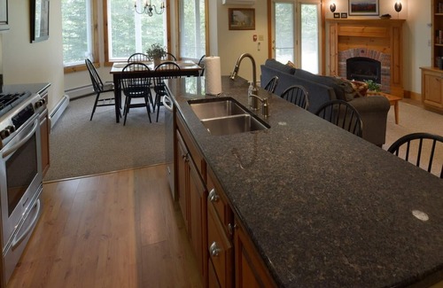 North Troy Condominio | Hermoso 2-BR Ski-in, Ski-out Village Condo en Jay Peak, justo en las laderas!