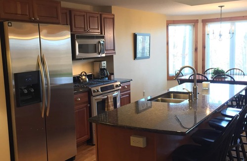 North Troy Condominio | Hermoso 2-BR Ski-in, Ski-out Village Condo en Jay Peak, justo en las laderas!