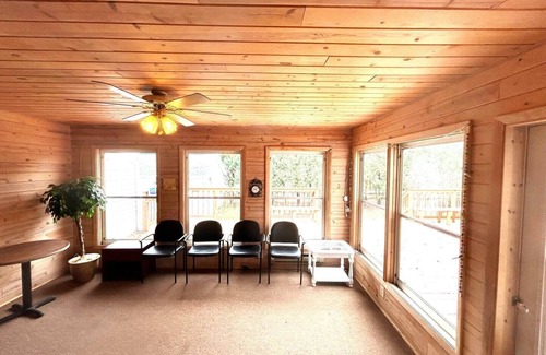 Ashwaubenon Casa | Spacious 2-story, 5-BR house in Titletown area, 1.5 mile to Lambeau