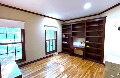 Ashwaubenon Casa | Spacious 2-story, 5-BR house in Titletown area, 1.5 mile to Lambeau