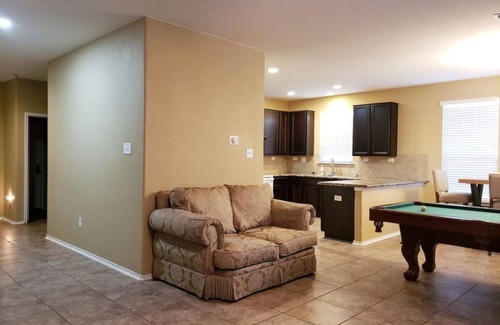 Southside Casa | Spacious 2 Story Corner Home (Lackland AFB BMT)