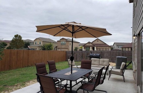Southside Casa | Spacious 2 Story Corner Home (Lackland AFB BMT)