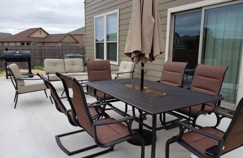 Southside Casa | Spacious 2 Story Corner Home (Lackland AFB BMT)