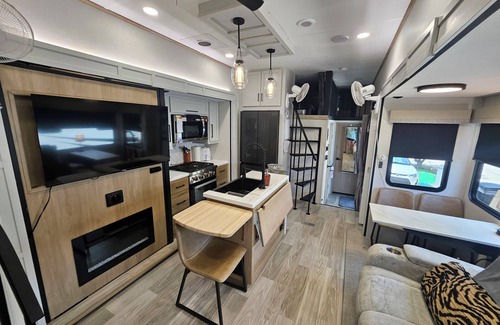 Lorena Casa | Spacious 2025 Destination RV Sleeps 9
