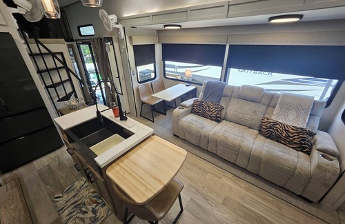 Lorena Casa | Spacious 2025 Destination RV Sleeps 9