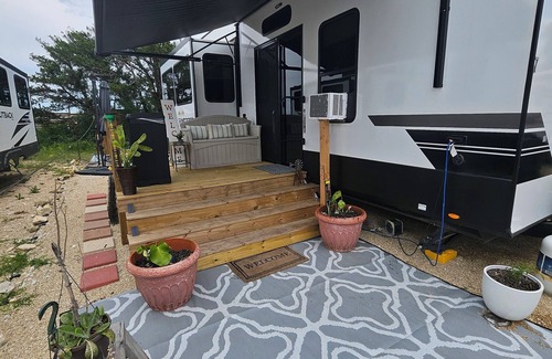 Lorena Casa | Spacious 2025 Destination RV Sleeps 9
