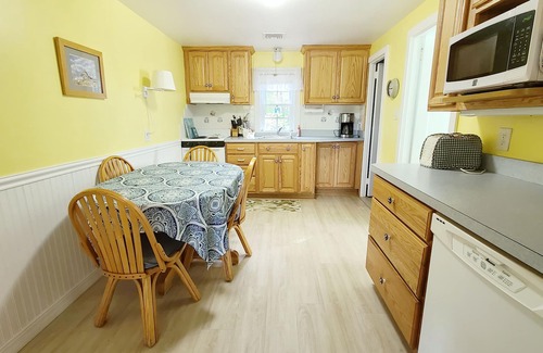 Wellfleet Casa | Nuevo listado - Amplia casa 2BD - A / C, cerca de Cape Cod Rail Trail y Marconi Beach.