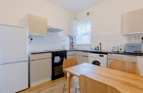 Custom House Apartamento | Spacious 2BD Flat, Short Walk from ExCel London