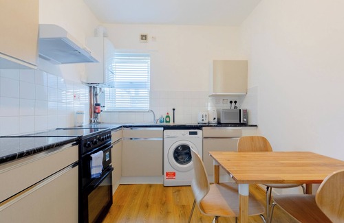Custom House Apartamento | Spacious 2BD Flat, Short Walk from ExCel London