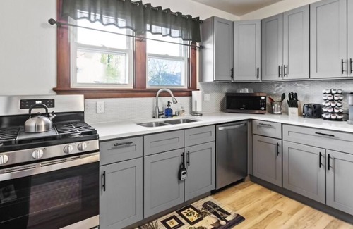 Bay View Casa | Spacious 2bd lower unit located in Bay View, pet friendly.