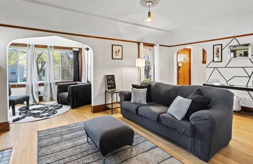 Bay View Casa | Spacious 2bd lower unit located in Bay View, pet friendly.