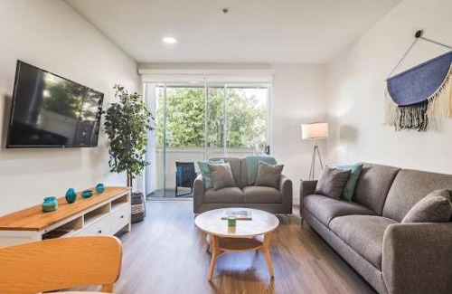 Wilshire Montana Apartamento | Spacious 2BDR in SM - 5 minutes walk to the beach!