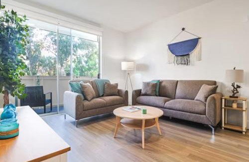 Wilshire Montana Apartamento | Spacious 2BDR in SM - 5 minutes walk to the beach!