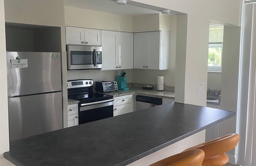 Coquina Key Condominio | Spacious 2br/2bth beachside condo, FIRST FLOOR, front row parking.