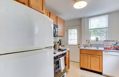 Old Town West Apartamento | Spacious 2BR 2Level Apt - Walkable to metro!