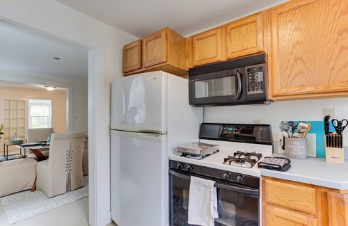 Old Town West Apartamento | Spacious 2BR 2Level Apt - Walkable to metro!
