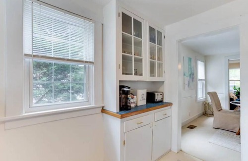 Old Town West Apartamento | Spacious 2BR 2Level Apt - Walkable to metro!