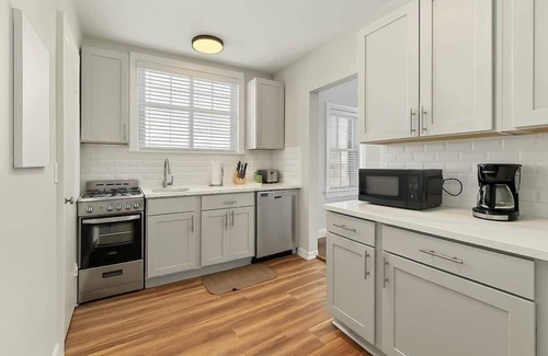 Skokie Apartamento | Spacious 2BR Close to it All - Chic Apt in Skokie