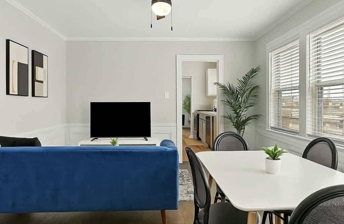 Skokie Apartamento | Spacious 2BR Close to it All - Chic Apt in Skokie
