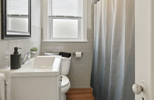 Skokie Apartamento | Spacious 2BR Close to it All - Chic Apt in Skokie