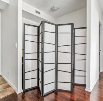 Fort York Apartamento | Spacious 2BR Condo Downtown, Lakeshore, Parking