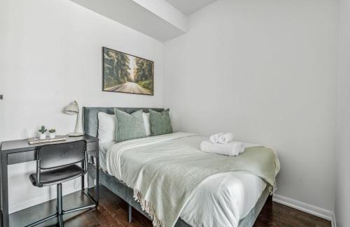Fort York Apartamento | Spacious 2BR Condo Downtown, Lakeshore, Parking