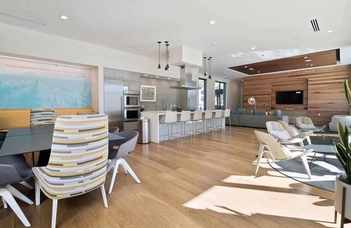 Shoreline West Apartamento | Spacious 2BR | Full Kitchen & Laundry | Gym | Mountain View
