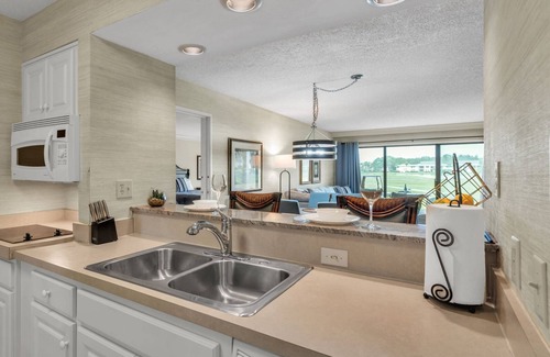 Wesley Chapel Condominio | Spacious 2BR Golf Course Condo w/ Large Patio, 4 Queen Beds & Workspaces – Perfect for Any Getaway!